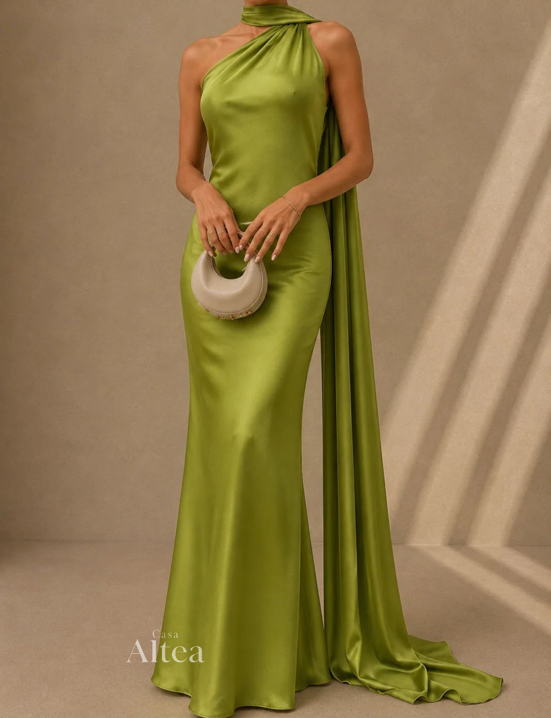 Vestido maxi satinado asimétrico Vittoria (foto del proveedor)