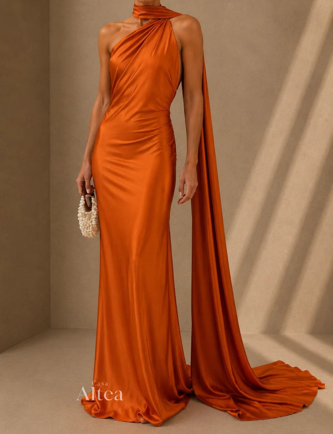 Vestido maxi satinado asimétrico Vittoria (foto del proveedor)
