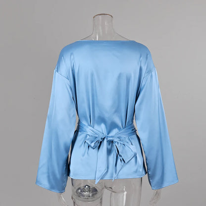 Blusa satinada con lazada Victoria (foto del proveedor)