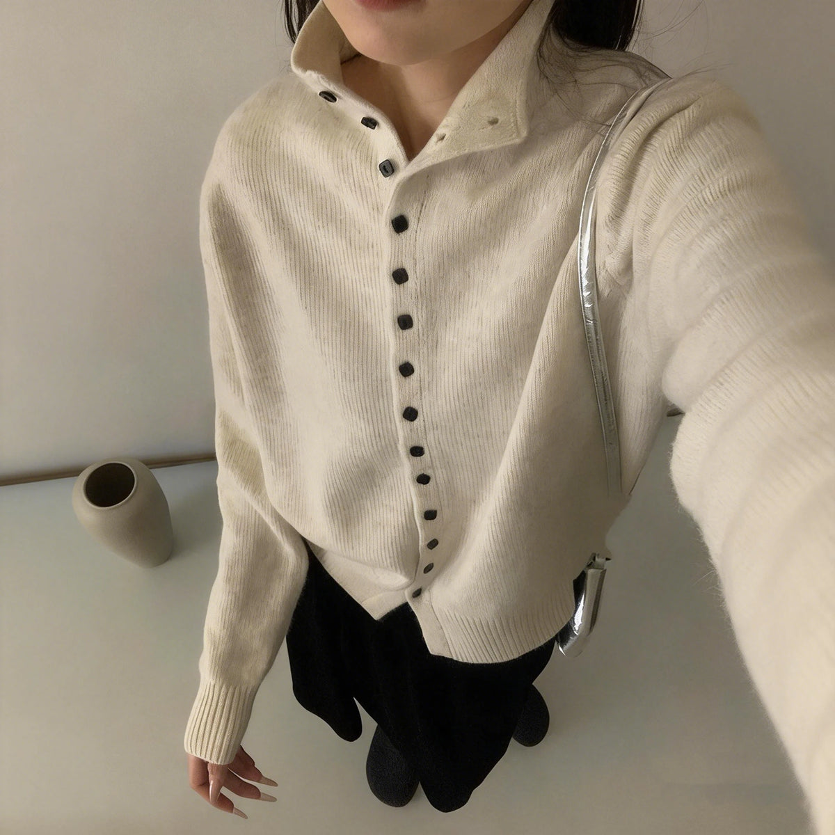 Jersey de cuello alto con botones Ingrid en color crudo - Crudo