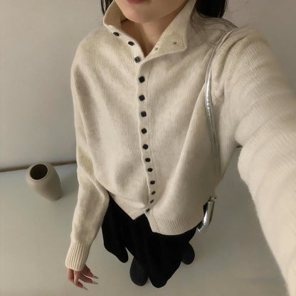 Jersey de cuello alto con botones Ingrid en color crudo - Crudo
