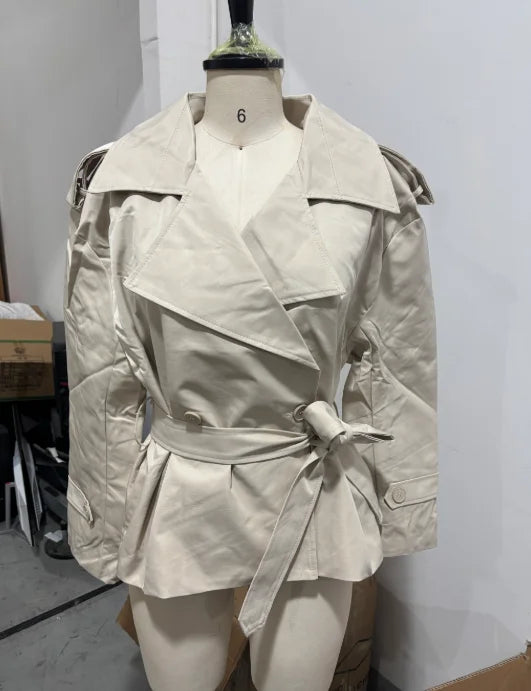 Gabardina de solapa ancha con cinturón Emma (foto del proveedor) beige