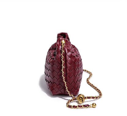 Bolso Olivia en borgoña de perfil, con la cadena extendida - Borgoña