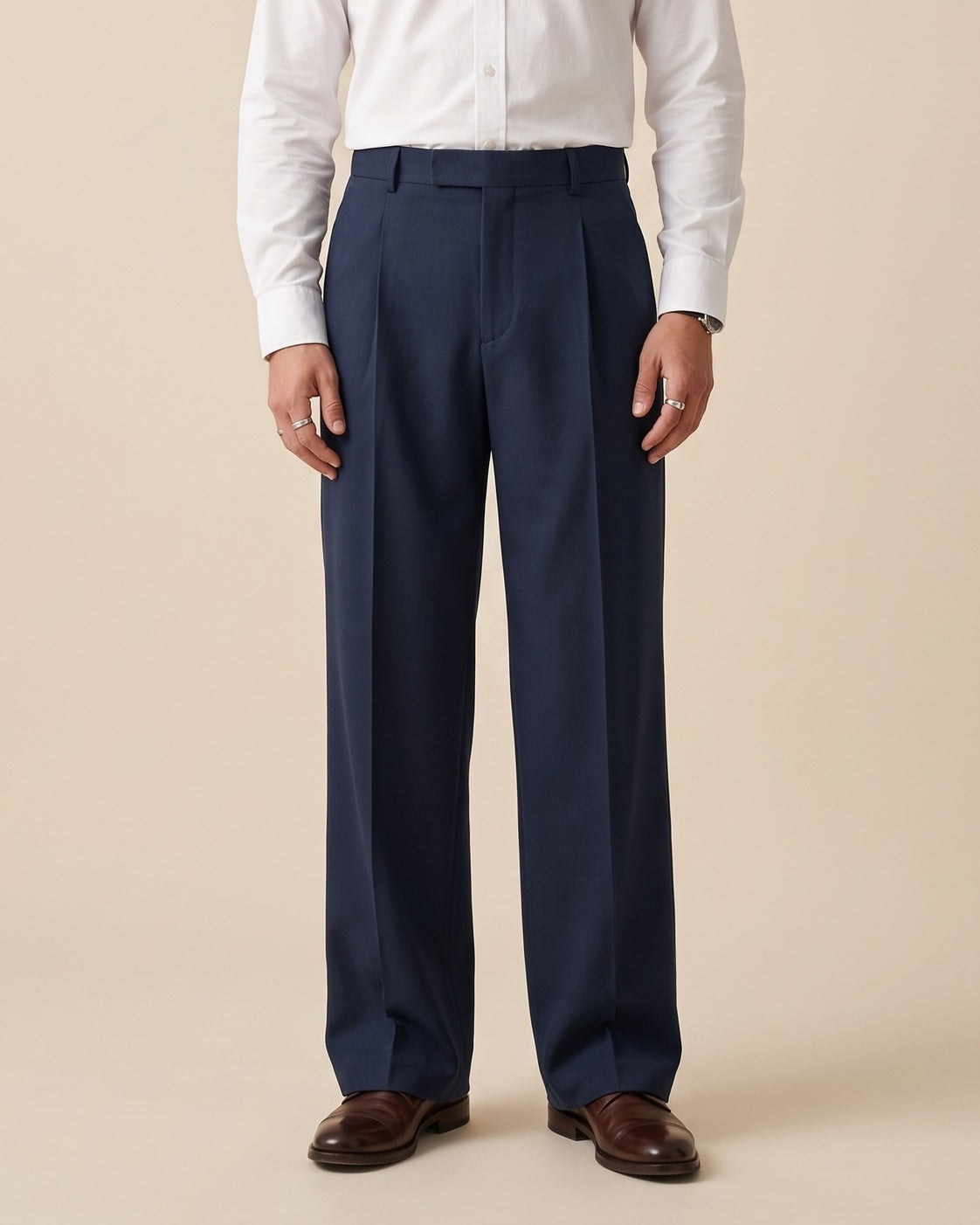 Pantalón de vestir de pinzas azul marino con camisa blanca - Azul marino