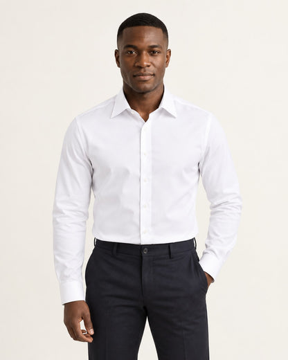 Modelo con la camisa elástica de oficina Emil en blanco - Blanco