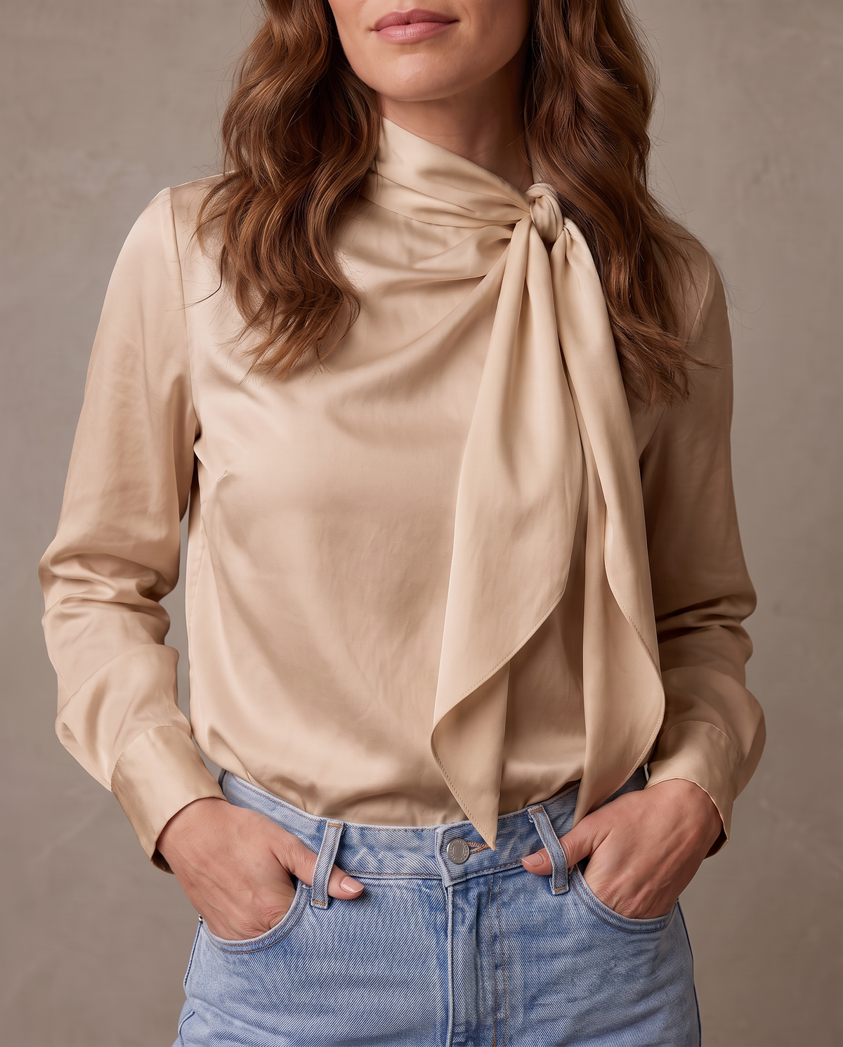 Blusa de satén con lazada al cuello Inés - Beige