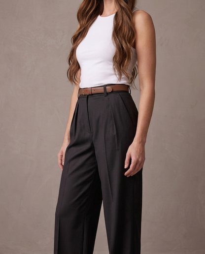 Pantalón de pinzas de pierna ancha Iris, vista de tres cuartos - Negro