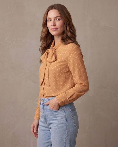 Blusa de lunares con lazo Vera, vista de tres cuartos - Albaricoque