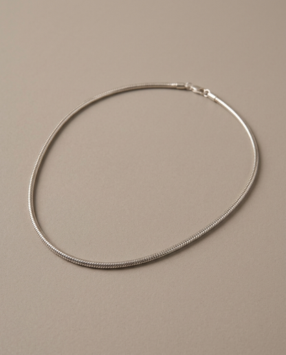 Collar de cadena serpiente Mar, vista de tres cuartos - Plateado