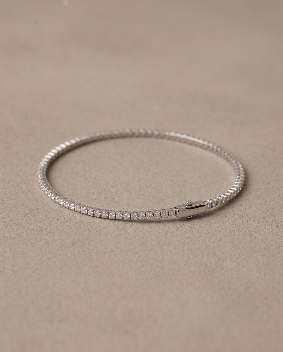 Pulsera tenis de circonitas Celia, vista de tres cuartos - Plateado