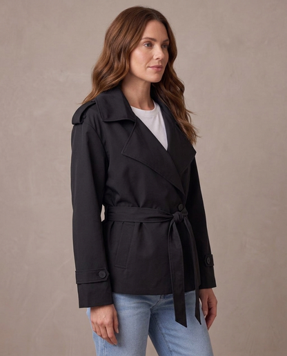 Gabardina de solapa ancha con cinturón Emma, vista de tres cuartos - Negro
