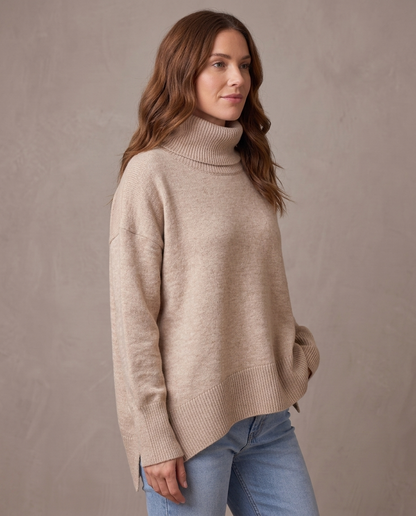 Jersey largo de cuello alto Rocío, vista de tres cuartos - Beige