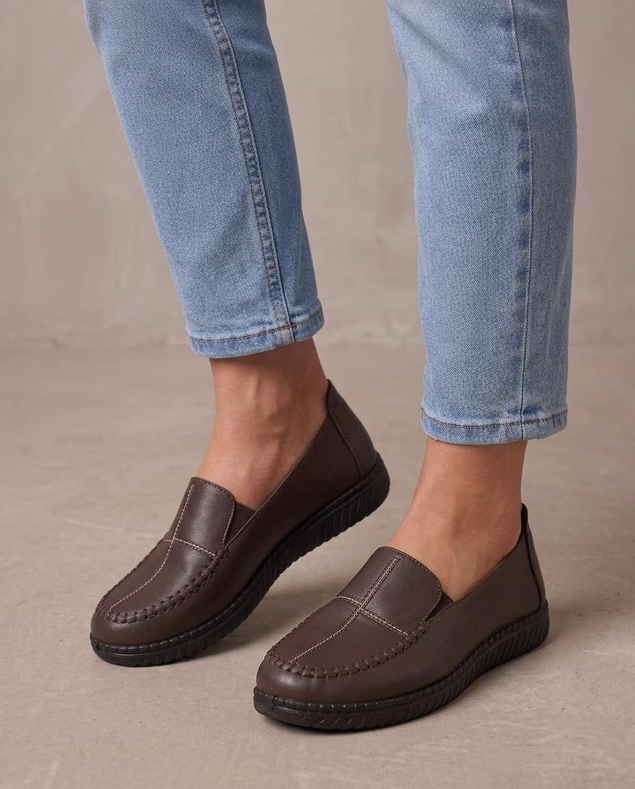 Zapato cómodo de piel sintética Pilar, detalle - Marrón