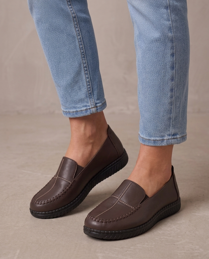 Zapato cómodo de piel sintética Pilar, detalle - Marrón