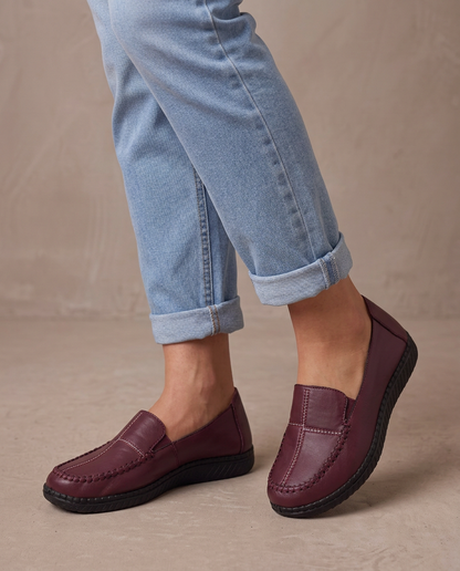 Zapato cómodo de piel sintética Pilar, detalle - Burdeos