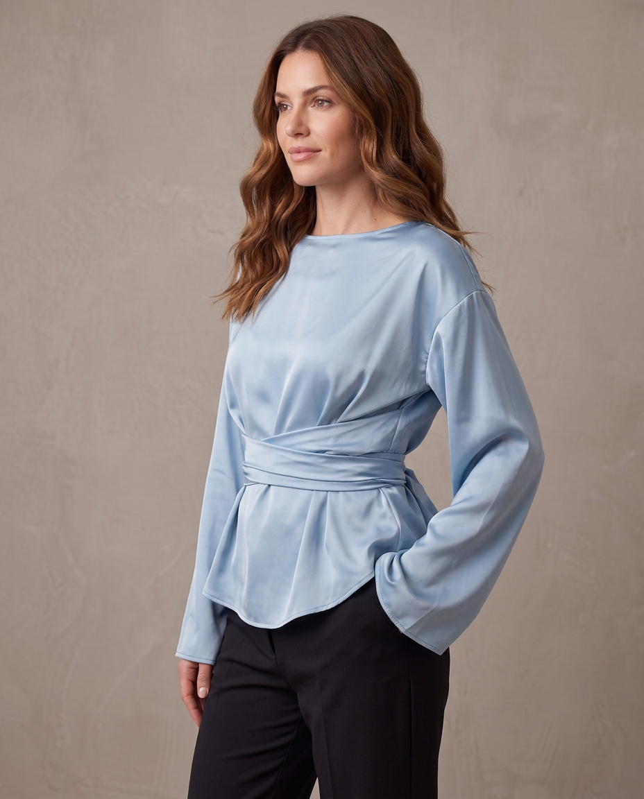Blusa satinada con lazada Victoria, vista de tres cuartos - Azul cielo