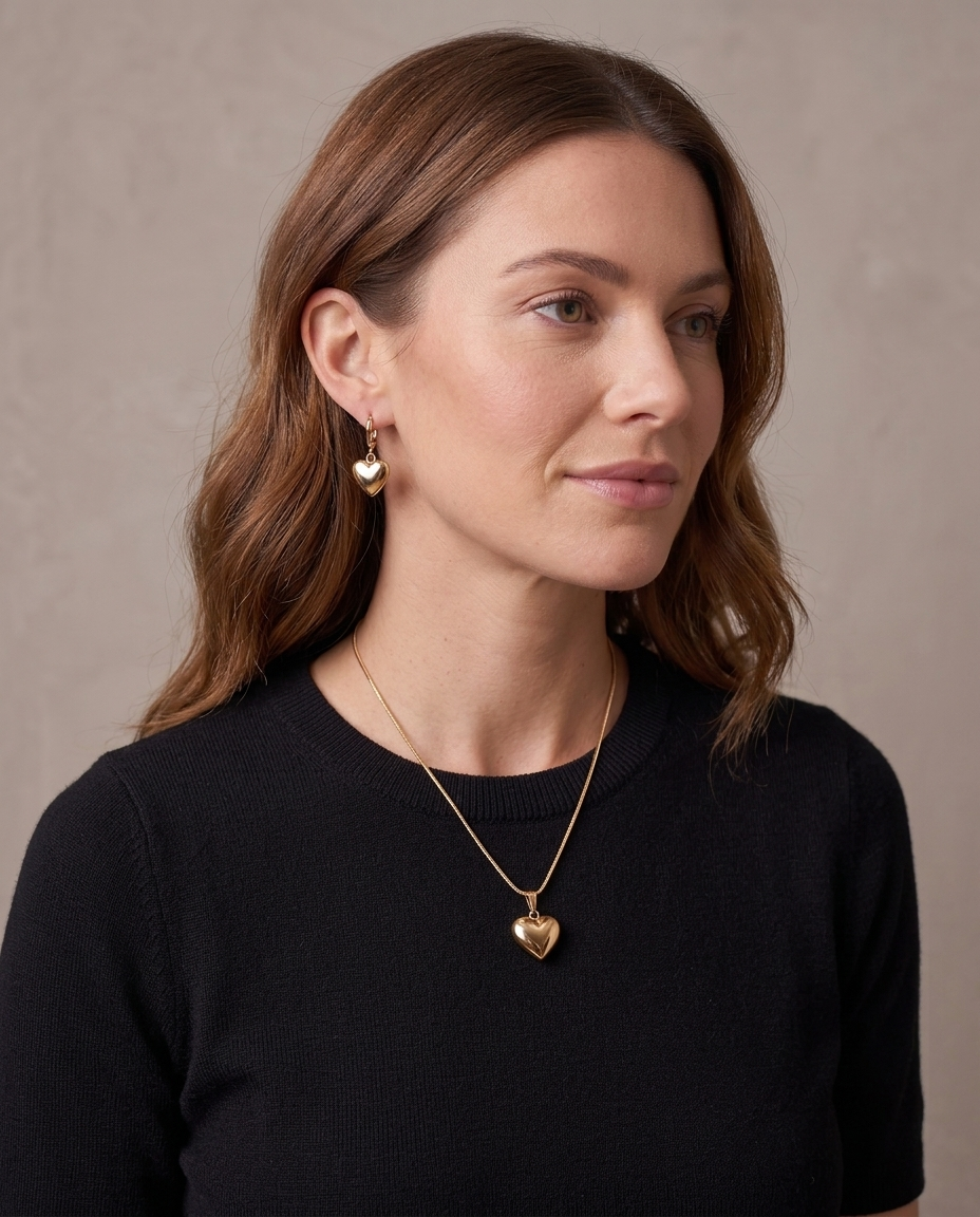Set de collar y pendientes Estela, vista de tres cuartos - Corazón dorado