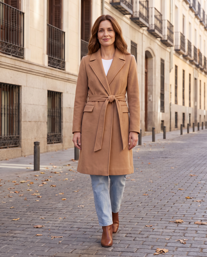 Abrigo largo con cinturón Amaia, de cuerpo entero en la calle (Camel) - Cuerpo entero