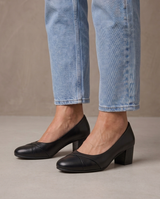 Zapatos de salón de tacón bajo Clara, vista de pies - Negro