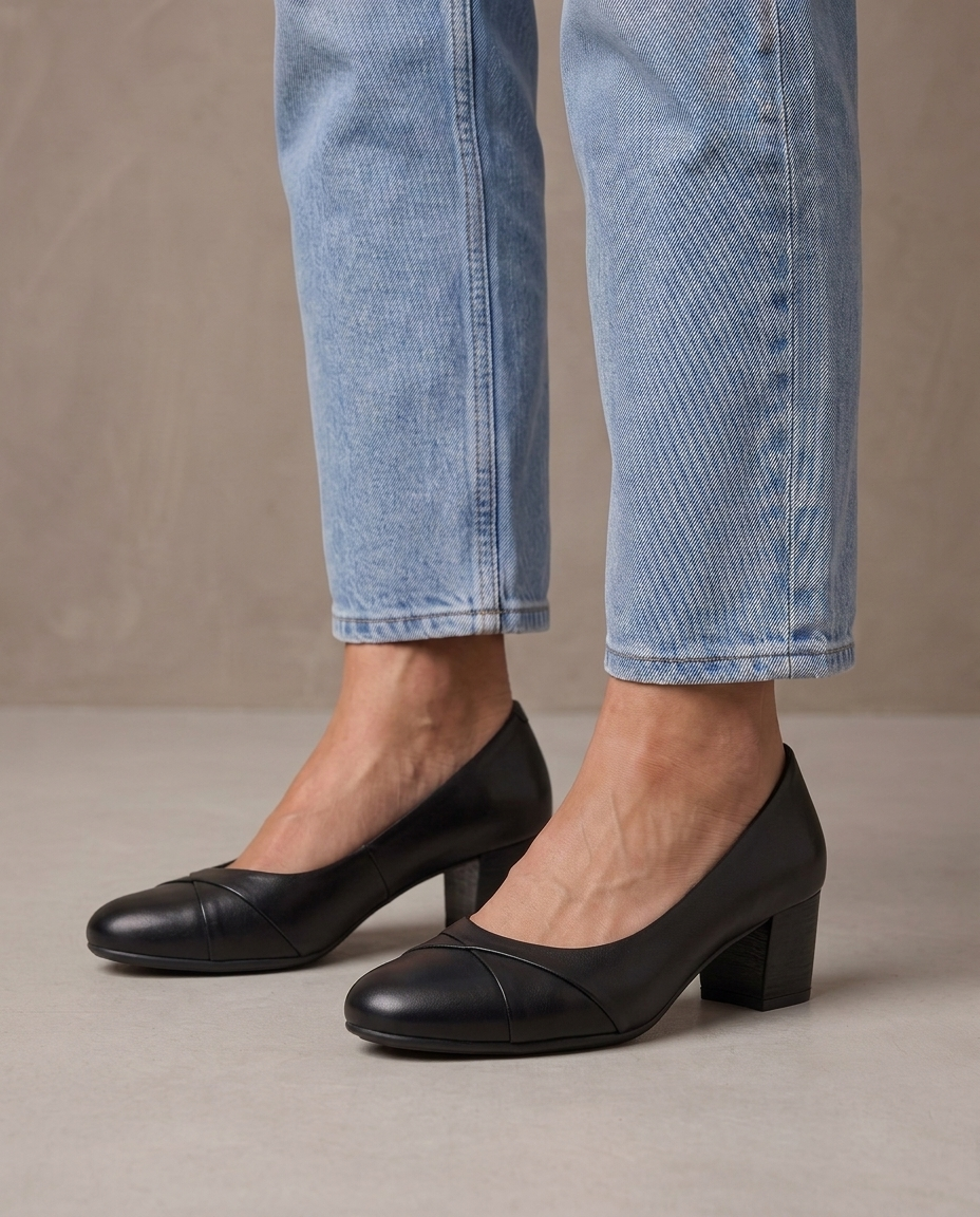 Zapatos de salón de tacón bajo Clara, vista de pies - Negro