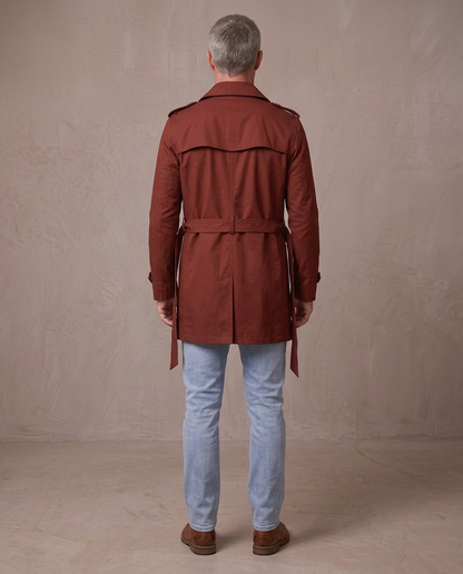 Gabardina corta estilo inglés Víctor, vista de espalda - Burdeos