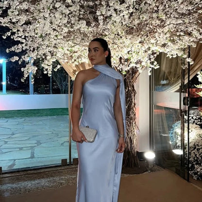 Vestido maxi satinado asimétrico Vittoria (foto del proveedor)
