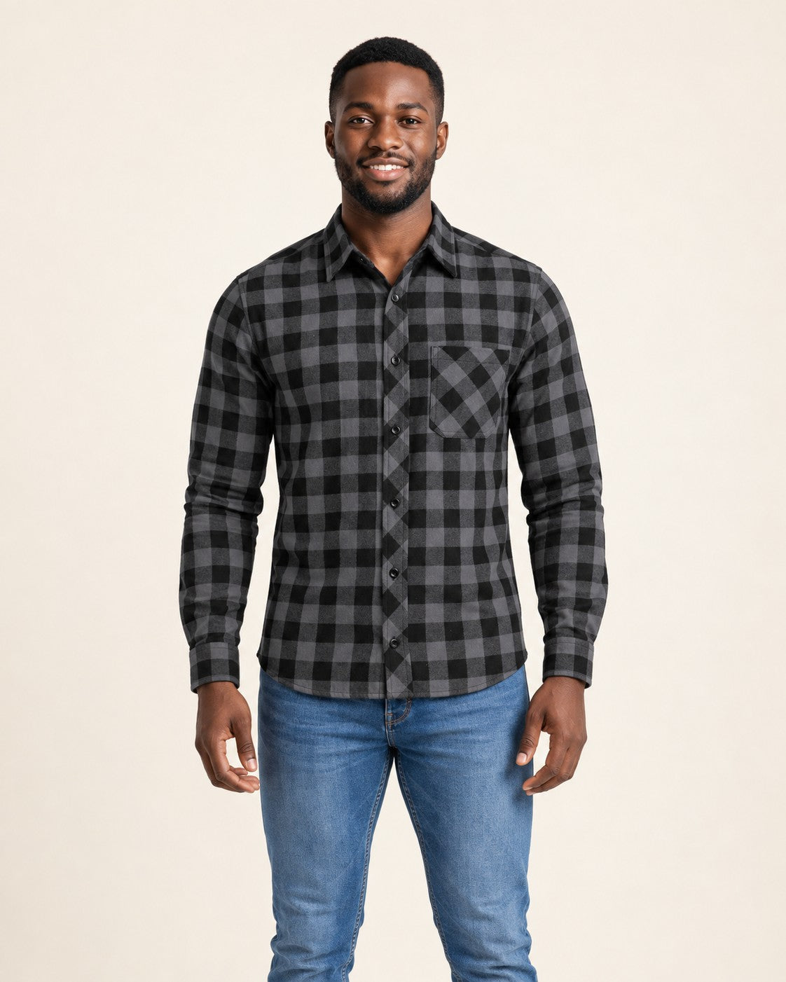 Modelo con la camisa de cuadros Milo en gris oscuro - Gris oscuro