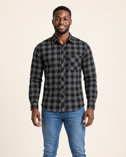 Modelo con la camisa de cuadros Milo en gris oscuro - Gris oscuro