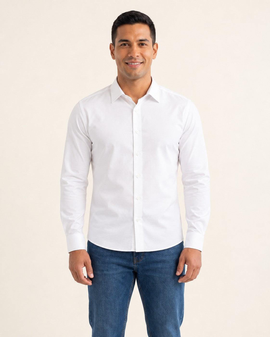 Modelo con la camisa de vestir sin planchar Nolan en blanco - Blanco