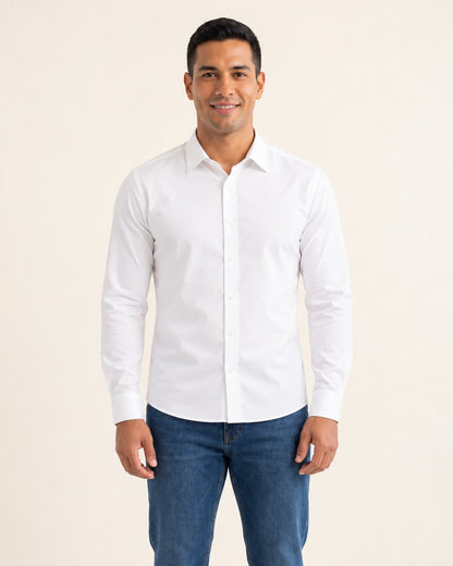 Modelo con la camisa de vestir sin planchar Nolan en blanco - Blanco