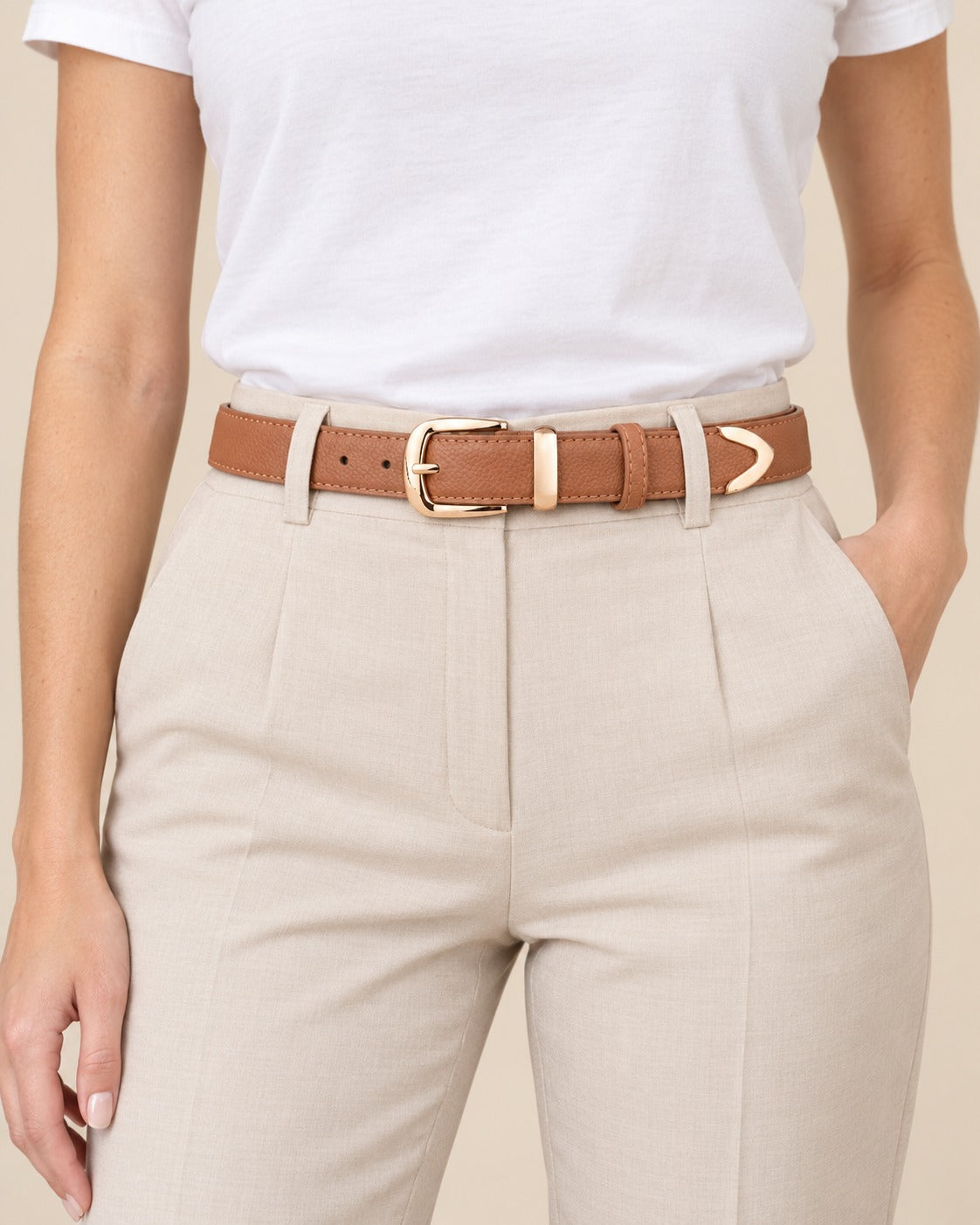 Modelo con el cinturón de hebilla dorada Nora en color camel sobre pantalón beige - Camel