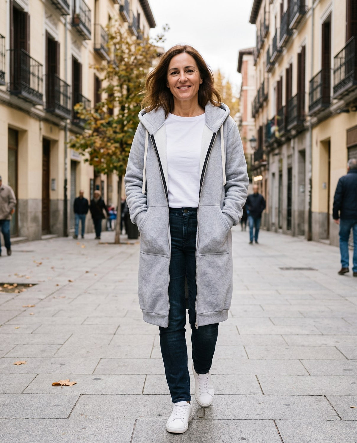 Abrigo sudadera largo con capucha Olivia gris puesto - Gris