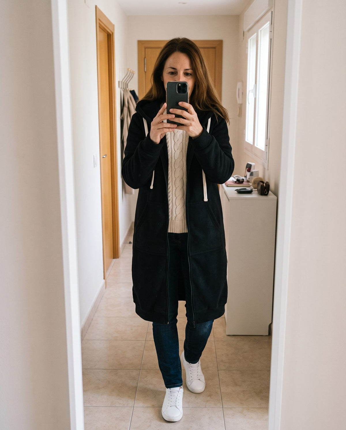 Abrigo sudadera largo con capucha Olivia negro puesto - Negro