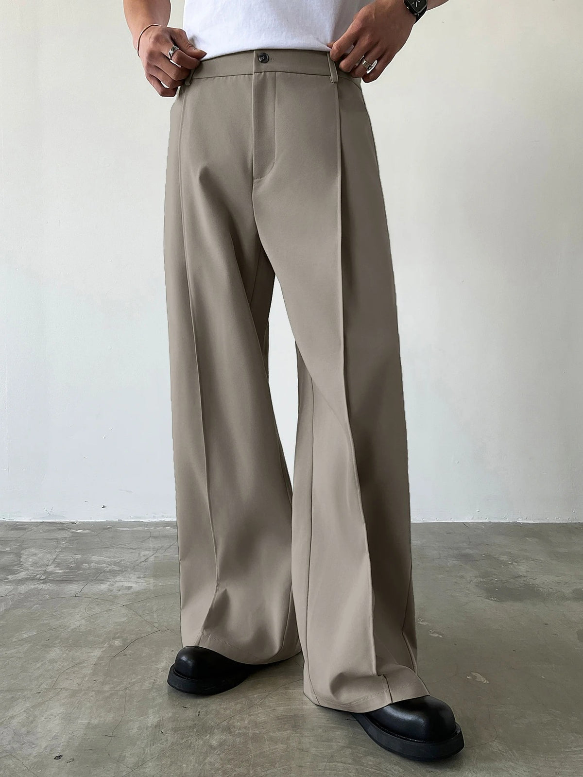 Pantalón de vestir de pinzas en caqui