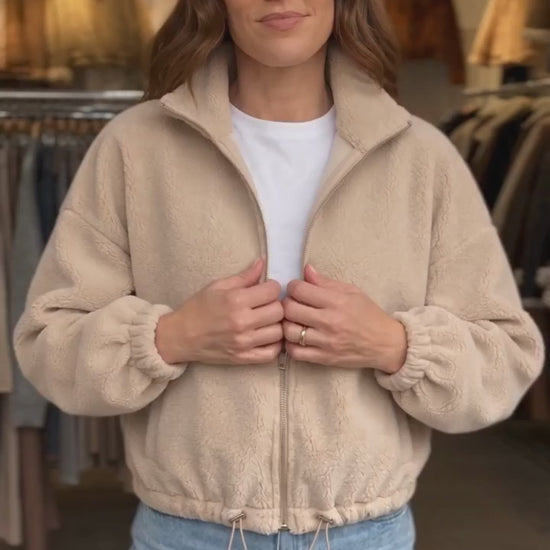 Chaqueta corta de borreguito Carla, vídeo (Crema) - Vídeo