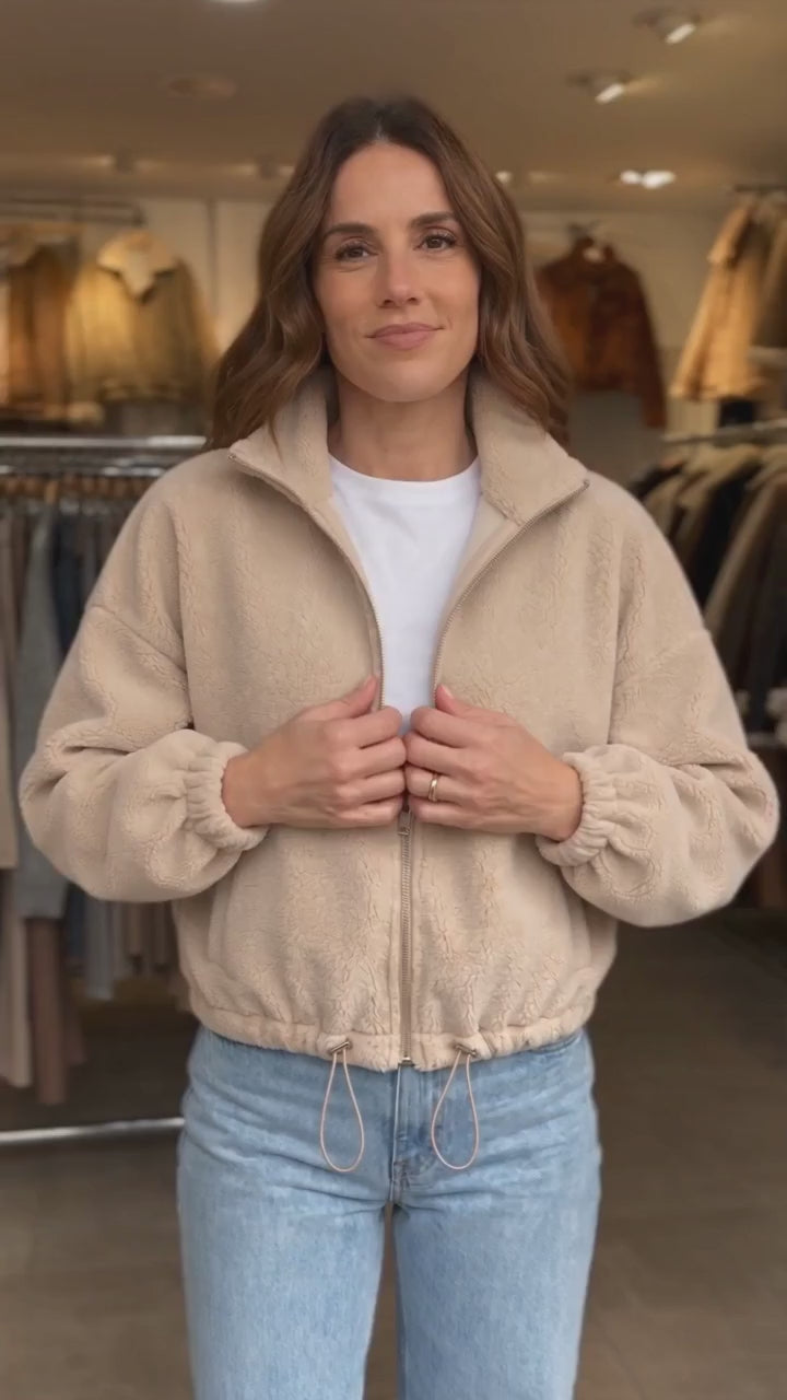 Chaqueta corta de borreguito Carla, vídeo (Crema) - Vídeo